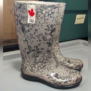 NWT Made in Canada rubber boots